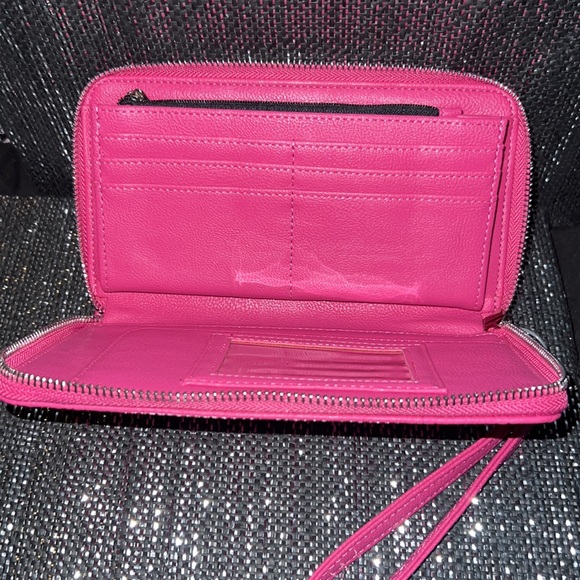 BNWT Betsey Johnson pink Skull Embossed wallet wristlet - Picture 4 of 5